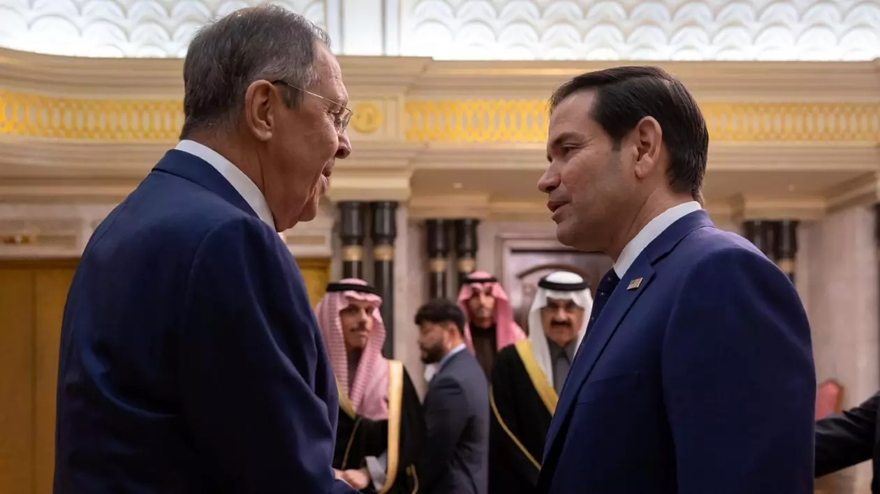 Serghei Lavrov și Marco Rubio își strâng mâinile în Arabia Saudită, unde s-au întâlnit pe 18 februaie