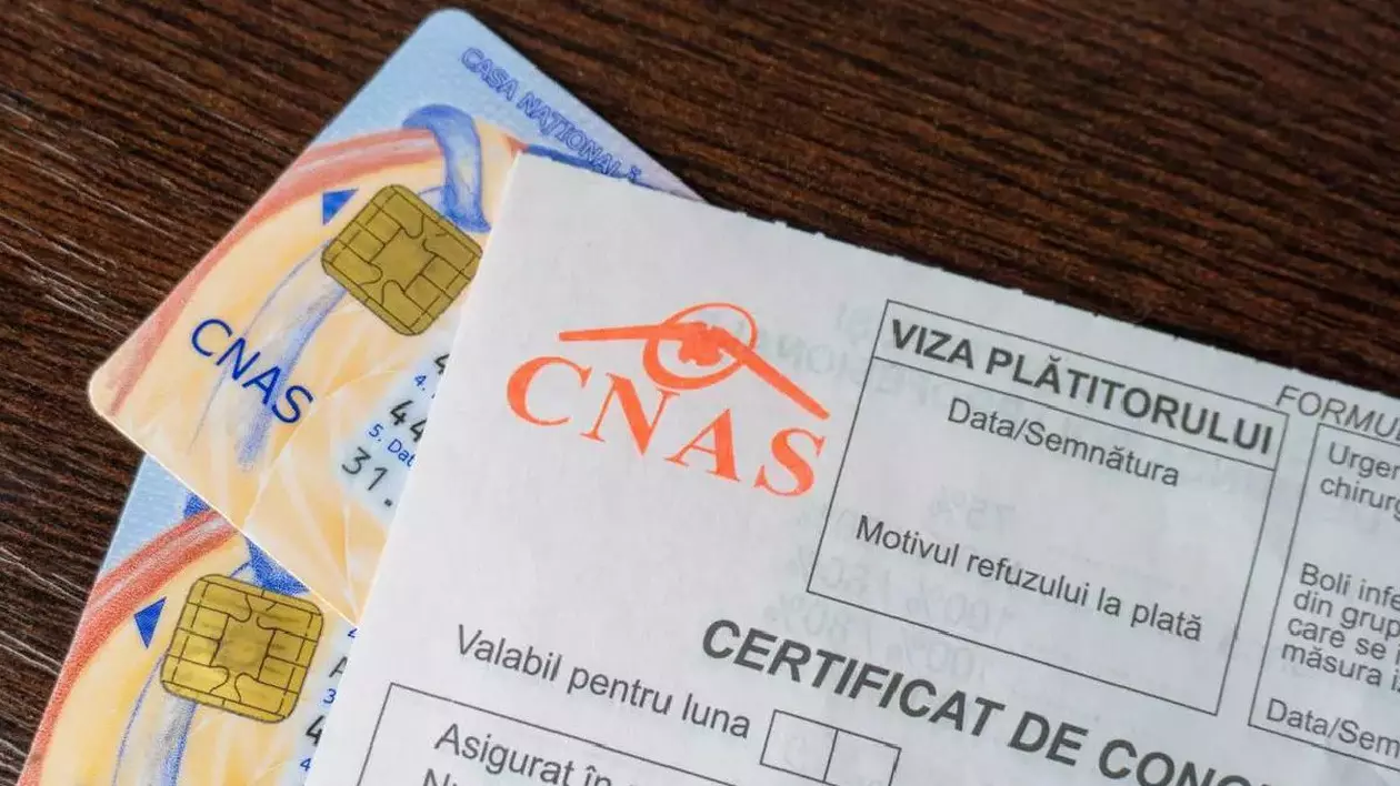 Două carduri de sănătate și o rețetă medicală eliberată de CNAS stau pe o masă maro