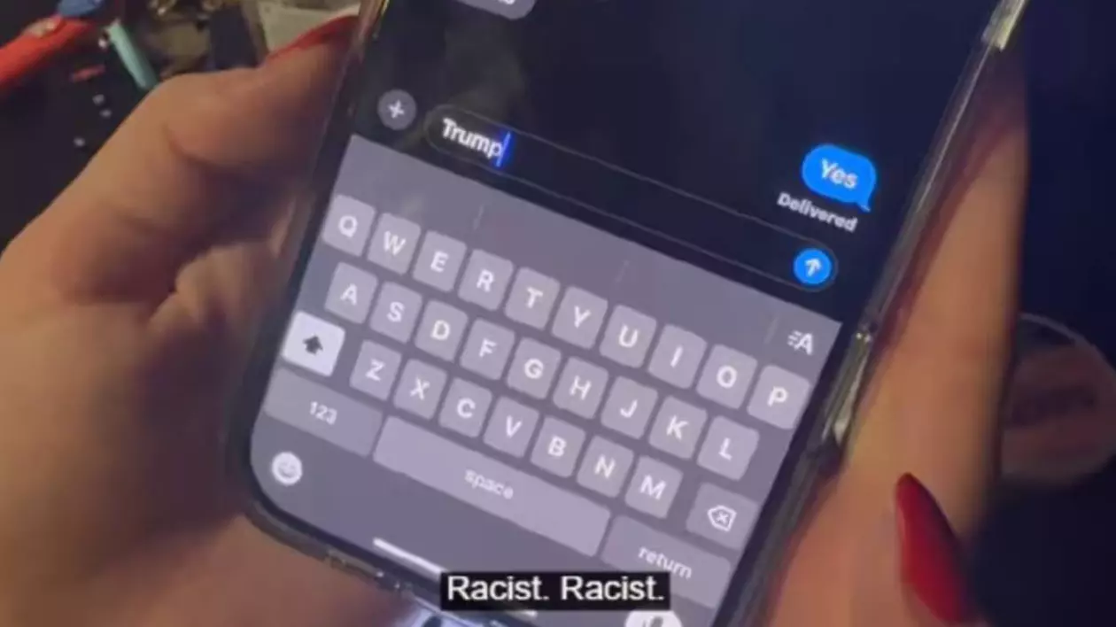 telefon mobil iphone pe care este deschisa aplicatia de mesaje