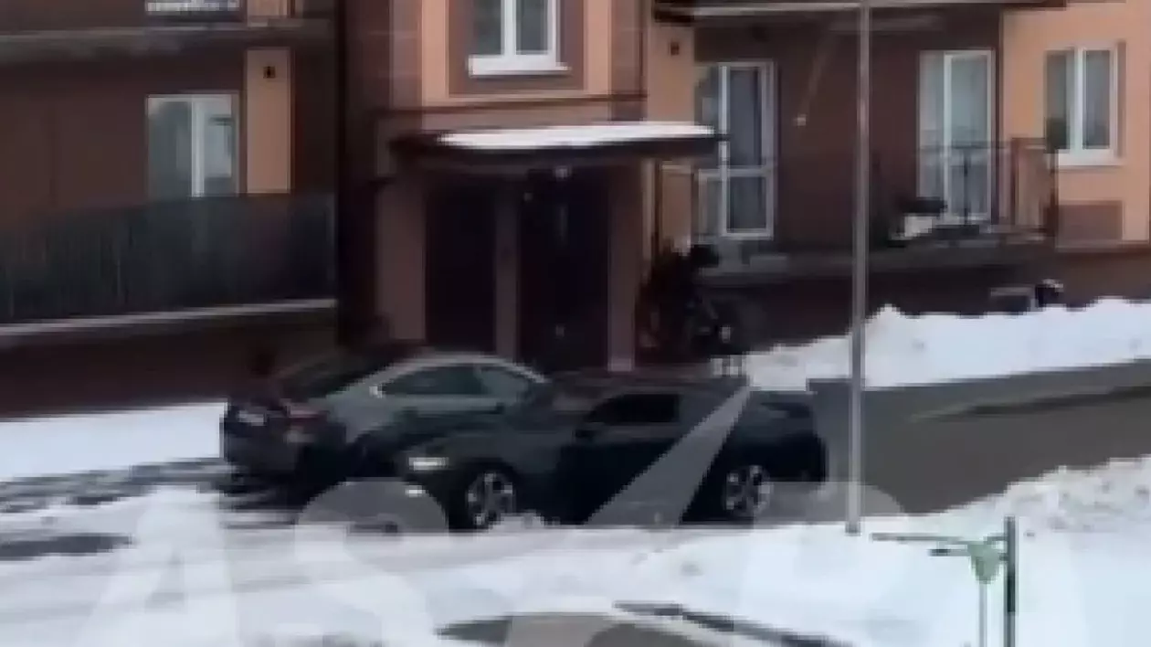 Un soldat rus aflat în permisie a lovit 11 mașini încercând să plece din parcare, lângă Kaliningrad: „Cine are nervii slabi să nu se uite” | VIDEO