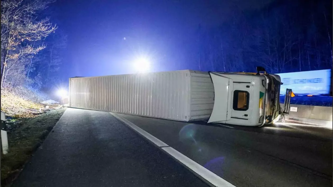 TIR-ul Scania, condus de un șofer român, s-a răsturnat pe o șosea din Germania, noaptea, și a blocat traficul rutier
