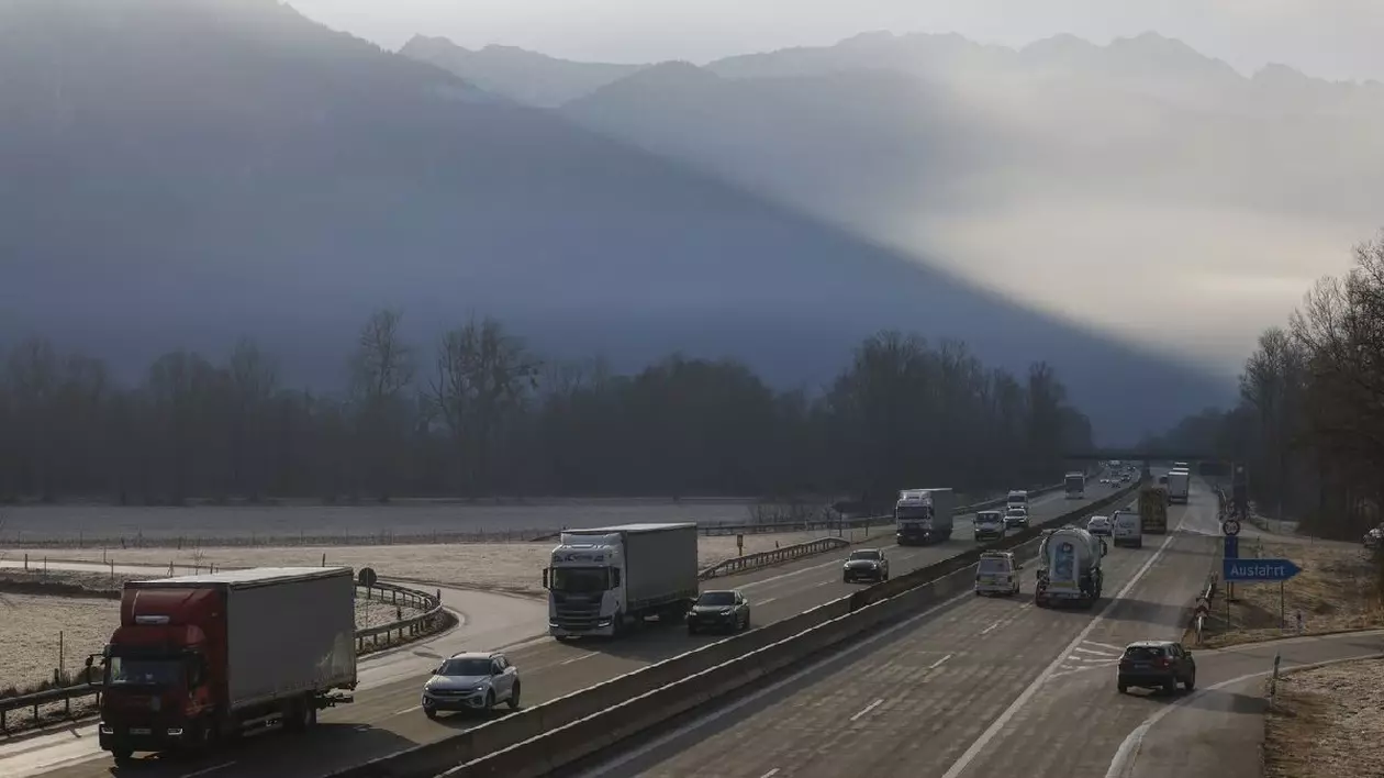 Mașini și camioane care sosesc din Austria trec pe A93 aproape de ieșirea de pe autostradă din Oberaudorf, în sudul Germaniei, pe 6 februarie 2025.