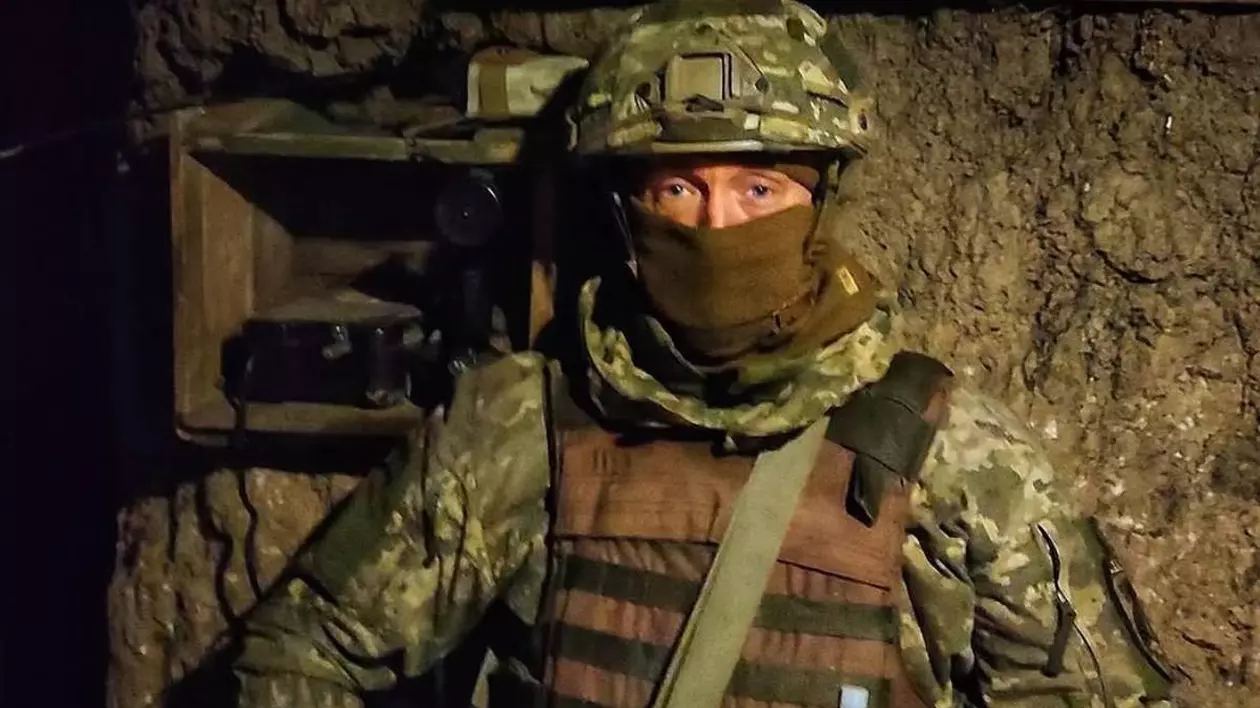 soldat imbracat in costum de camuflaj