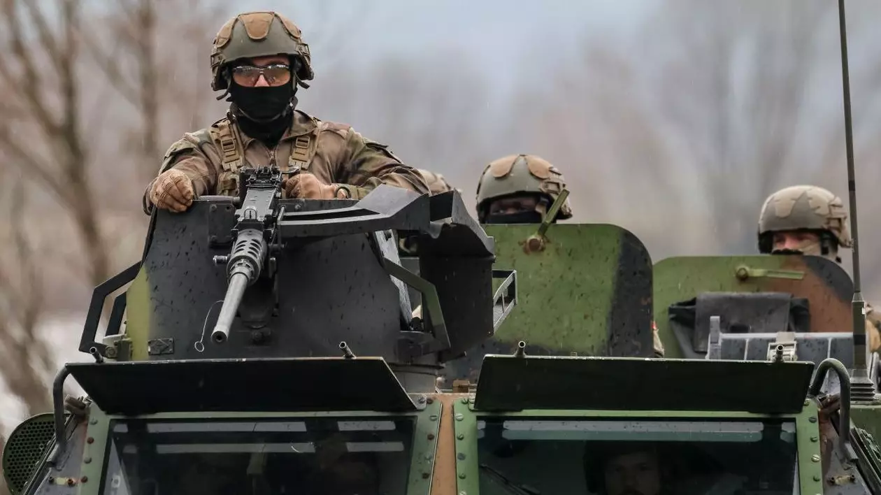 5 martie 2024, Korzeniewo, Pomorskie, Polonia: Militarii prezintă transferul de tancuri și vehicule blindate prin râul Vistula în timpul exercițiului Dragon-24 al NATO, o parte a exercițiului Steadfast Defender-24 la scară largă. Exercițiile, care au loc în principal în Europa Centrală, implică aproximativ 90.000 de militari din toate țările NATO, precum și din Suedia. Scopul Steadfast Defender-24 este de a descuraja și de a prezenta abilități defensive în fața agresiunii