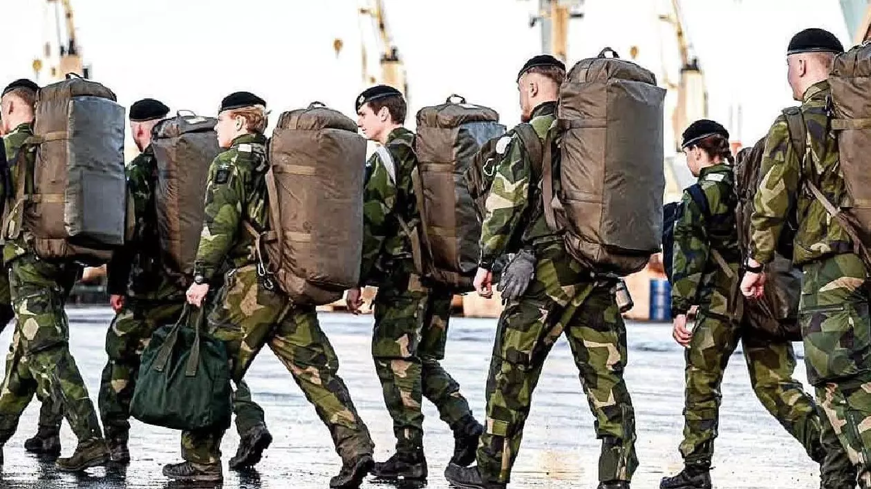 Soldati NATO care mărșăluiesc