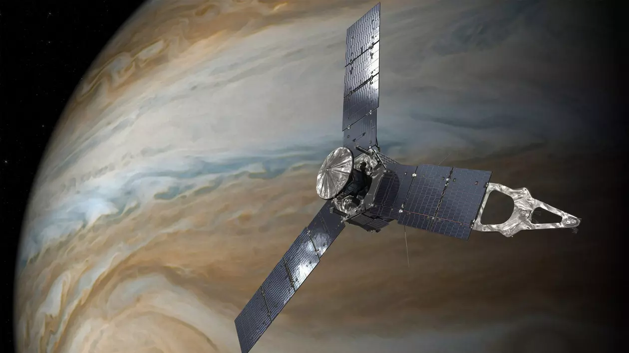 Ilustrație NASA care prezintă sonda Juno pe orbita lui Jupiter.