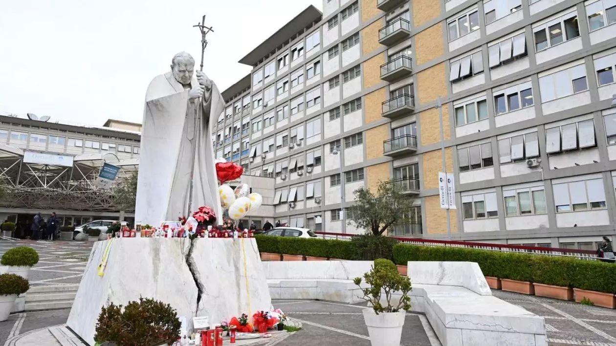 Spitalul Gemelli din Roma, în fața căruia se află statuia din marmură a lui Papa Ioan Paul al II-lea, unde oamenii se roagă și lasă flori, lumânări