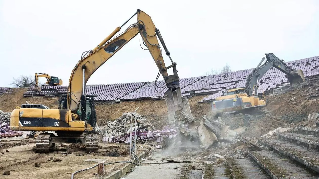 Un utilaj intervine pe stadionul din Timișoara, care urmează să fie demolat