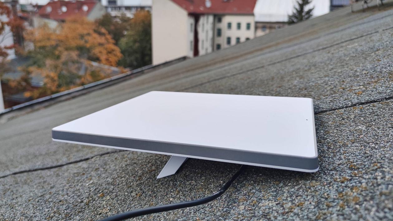 Echipament Stalink Mini Alb, pe un acoperiș de bloc din Berlin, Germania.