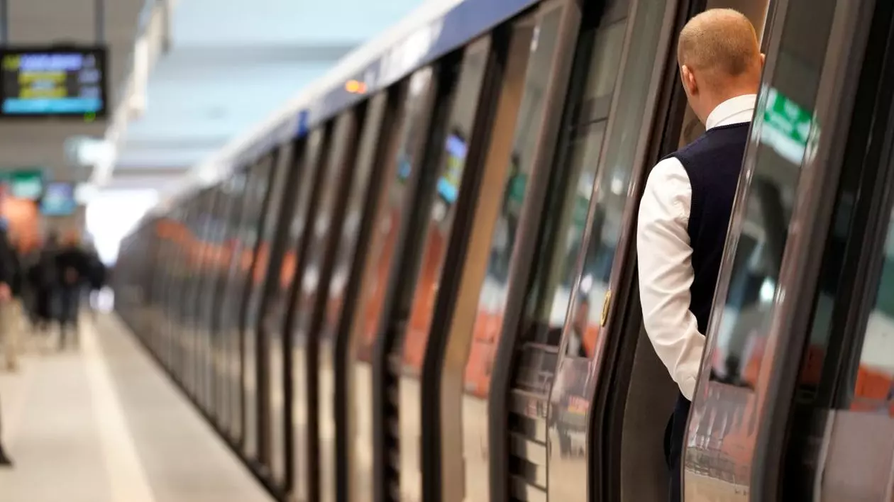Noua statie de metrou Tudor Arghezi si o parcare etajata aflate in proximitatea Drumului National Centura Bucuresti (DNCB), pe soseaua Berceni, au fost deschise publicului, miercuri, 15 noiembrie, 2023