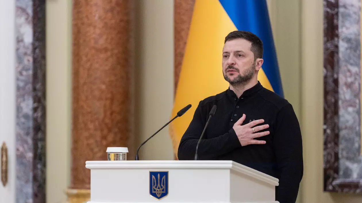 Președintele ucrainean Volodymyr Zelensky vorbește în timpul unei ceremonii de omagiere a soldaților ucraineni căzuți la datorie la Kiev