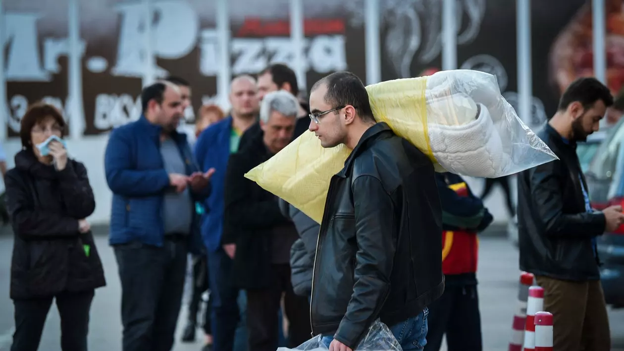 Cumpărători în fața unui supermarket din Sofia. Imagine cu caracter ilustrativ Foto: Profimedia