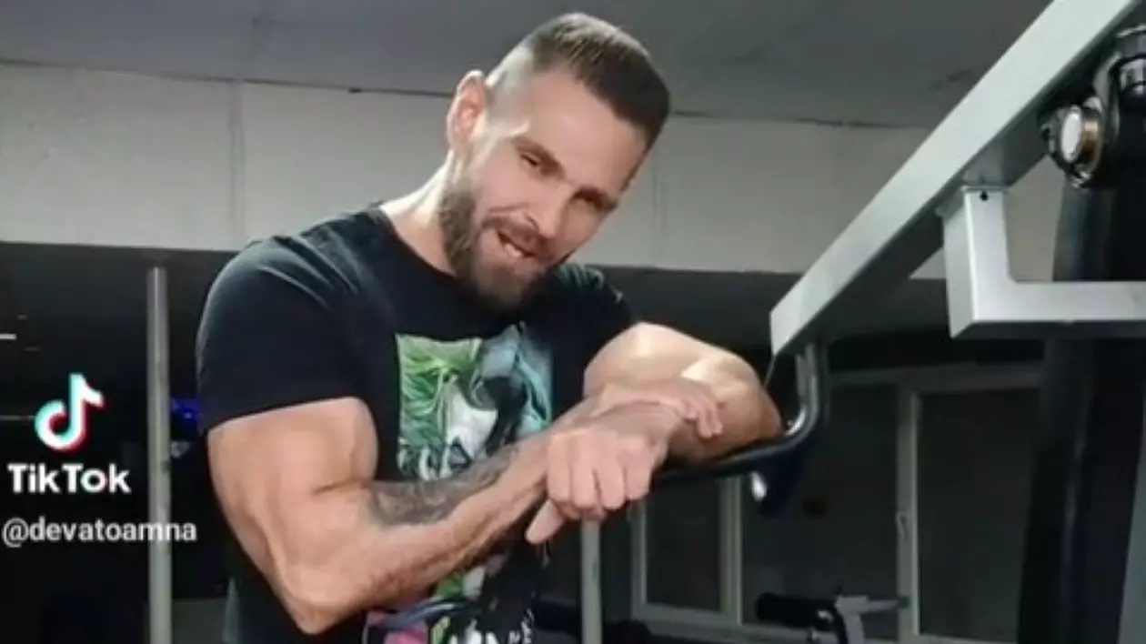 Susținătorul lui Călin Georgescu s-a filmat în salata de fitness, îmbrăcat cu un tricou. Pe brațul drept are și un tatuaj