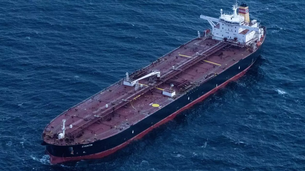 O navă încărcată cu petrol plutește în Marea Baltică, locul unde un cablu submarin rusesc de telecomunicaţii a fost avariat în urma unui impact extern