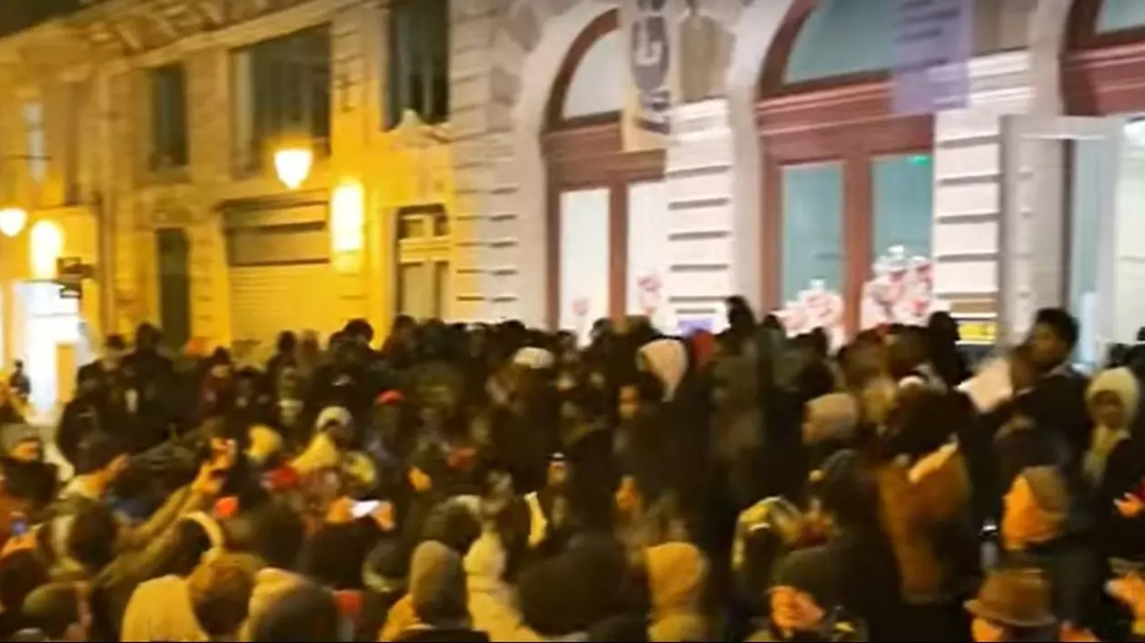 Migranții africani, în fața teatrului din Paris pe care au pus străpânire