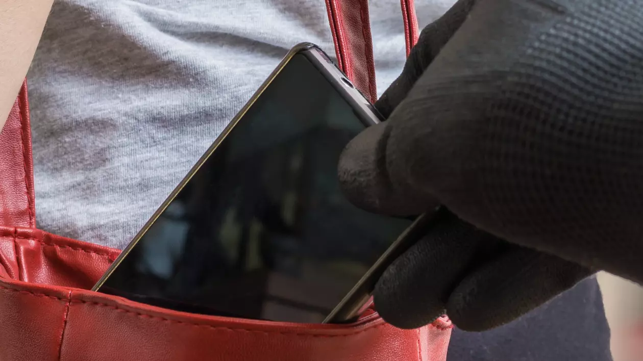 În imagine este ilustrat furtul unui telefon