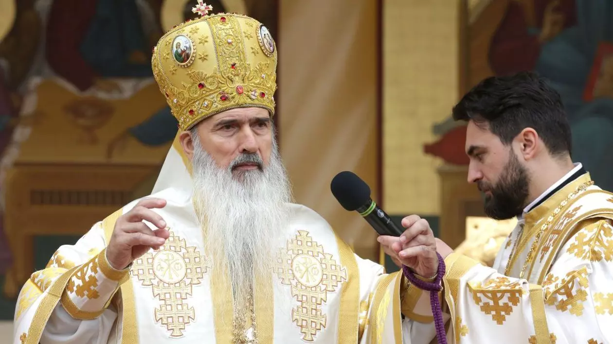 Inaltpreasfintitul Parinte Teodosie, Arhiepiscopul Tomisului, în timpul unei slujbe. Este îmbrăcat în haine bisericești, iar lângă el este un alt preot care îi ține microfonul