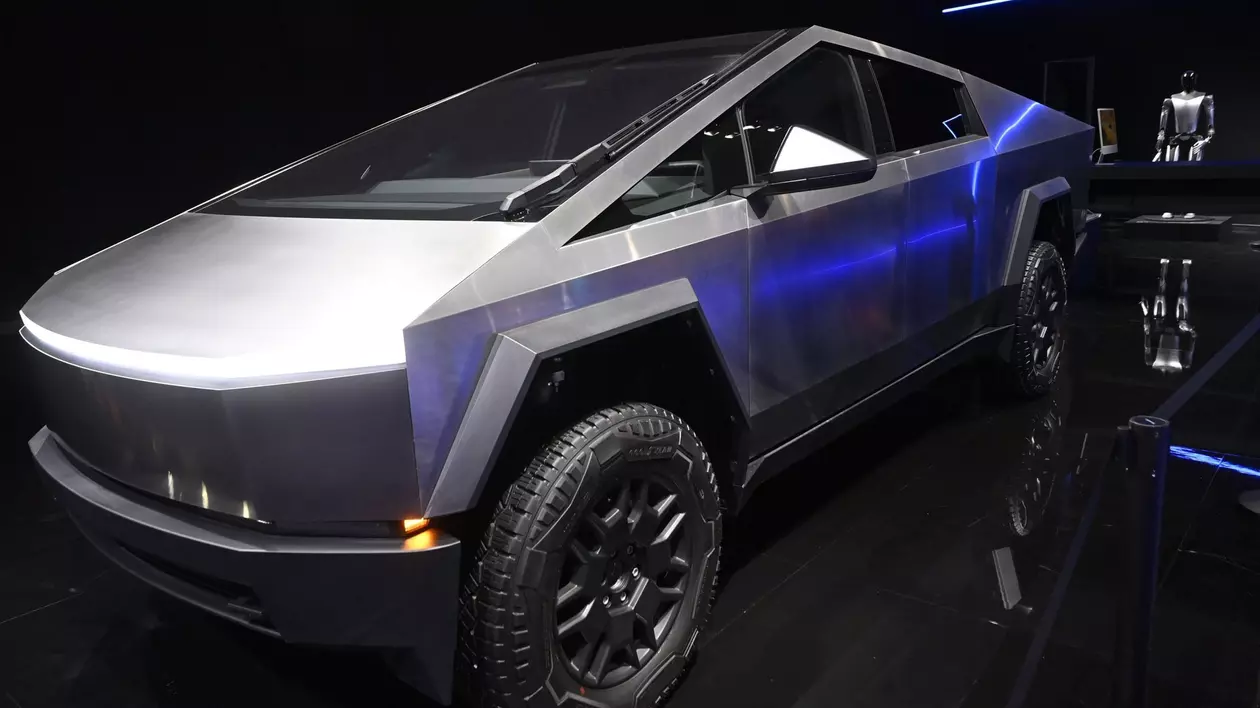 Un autoturism electric Tesla Cybertruck Gri, în cadrul unui salon de prezentare de la Bruxelles.