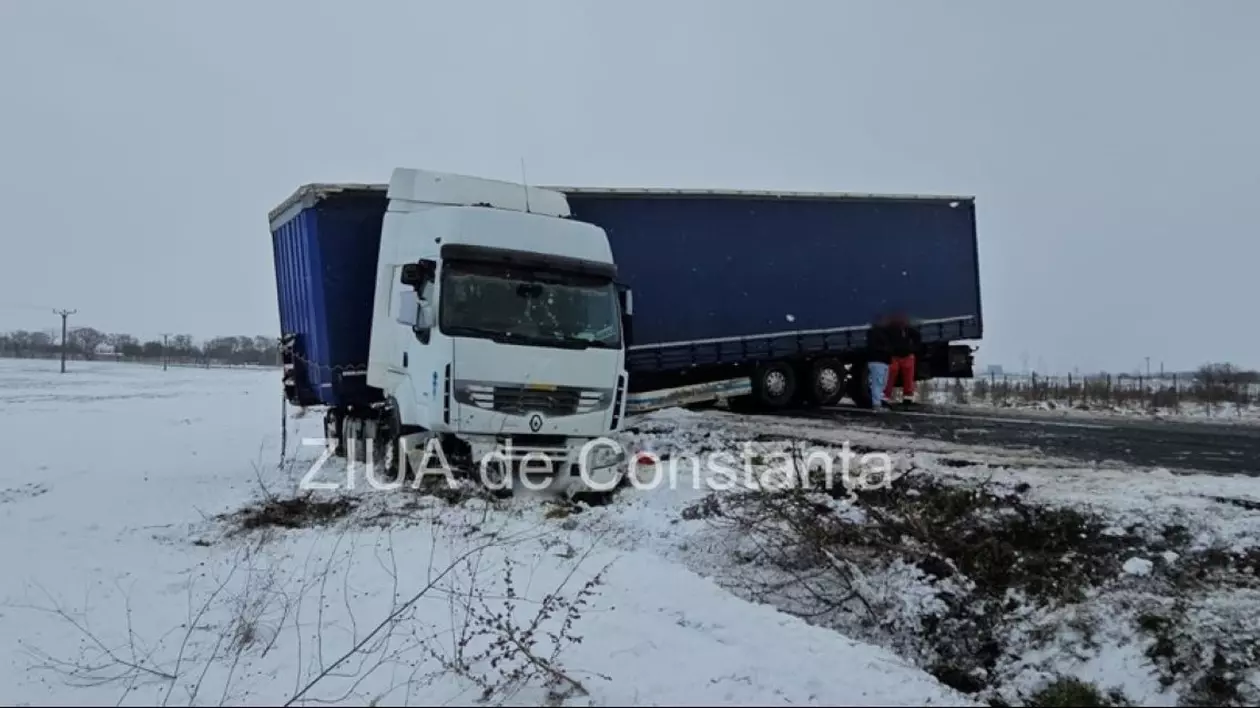 TIR-ul a ajuns perpendicular pe șosea după ce a derapat