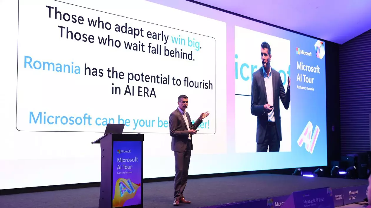 Tomaz Vajlavec, director Microsoft Azure, pe scenă, așezat lângă un pupitru albastru cu mov, prezentând un keynote.
