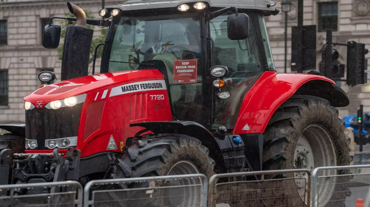 tractor Massey Fergusonn roșu, model de prezentare