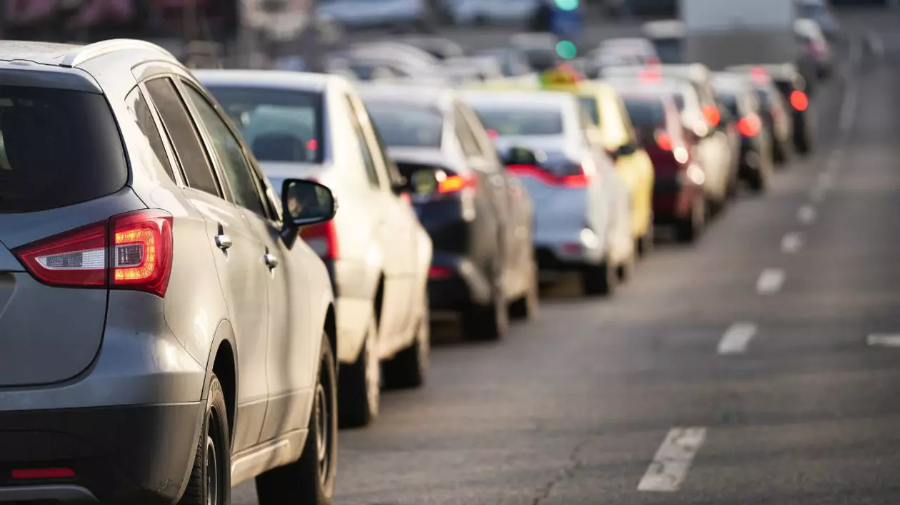 multe masini in coloana, in traficul din bucuresi