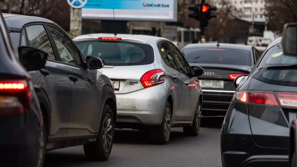 masini aflate in trafic la semafor