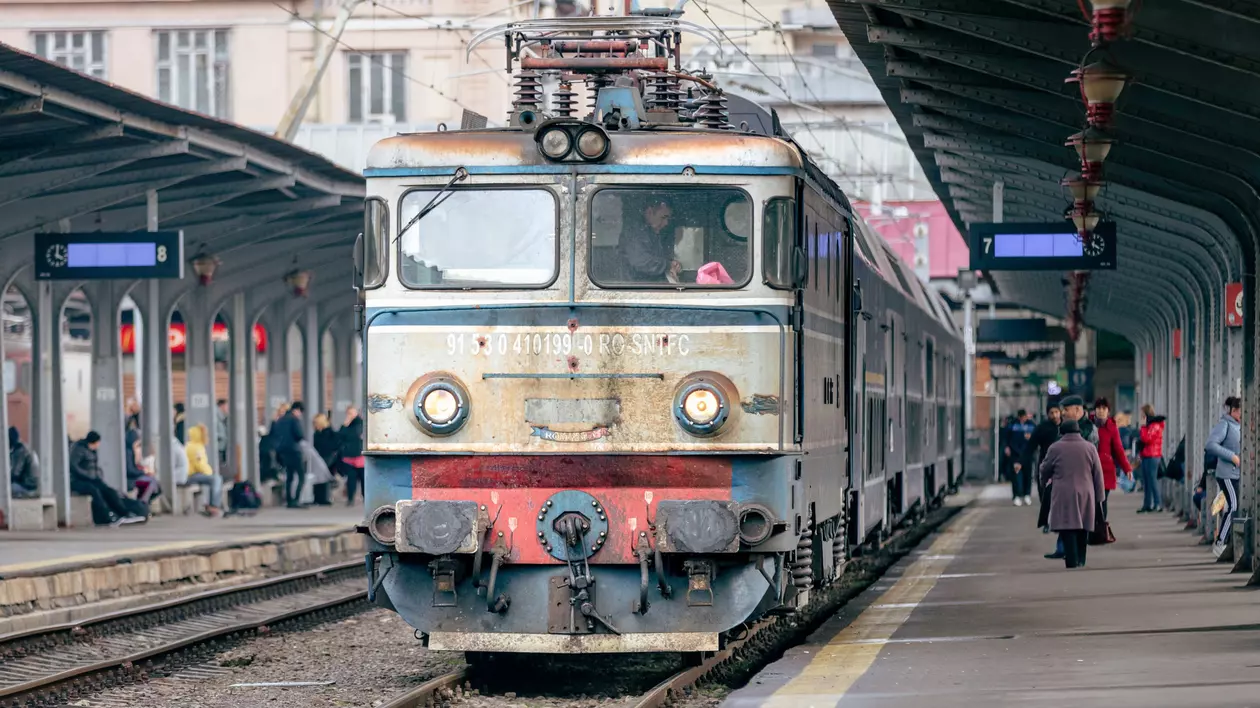 Un tren pe șine în Gara de Nord din București, unde este o pană de curent