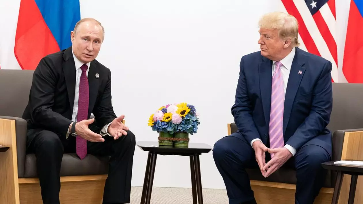 14 iunie 2019, Japonia, Osaka: Președintele american Donald Trump (r) se întâlnește cu președintele rus Vladimir Putin în apropierea summitului G20 din 2019. Ambii sunt îmbrăcați la costum și sunt relaxați