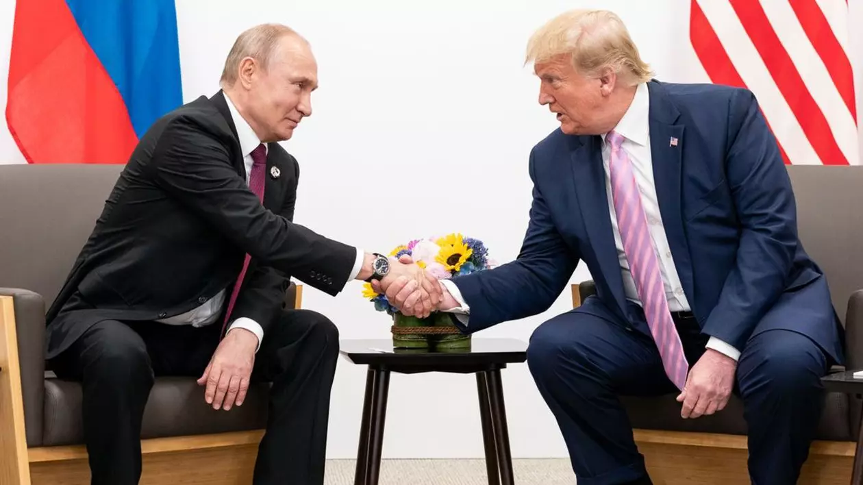14 iunie 2019, Japonia, Osaka: Președintele american Donald Trump (r) dă mâna cu președintele rus Vladimir Putin în timpul întâlnirii lor în marginea summitului. Ambii sunt îmbrăcați în costum și sunt relaxați