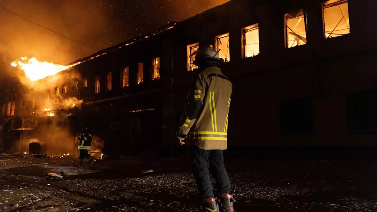 28 ianuarie 2025, Harkiv, Ucraina: Unul dintre pompieri stinge un incendiu după un atac rusesc asupra unei fabrici civile din Harkov