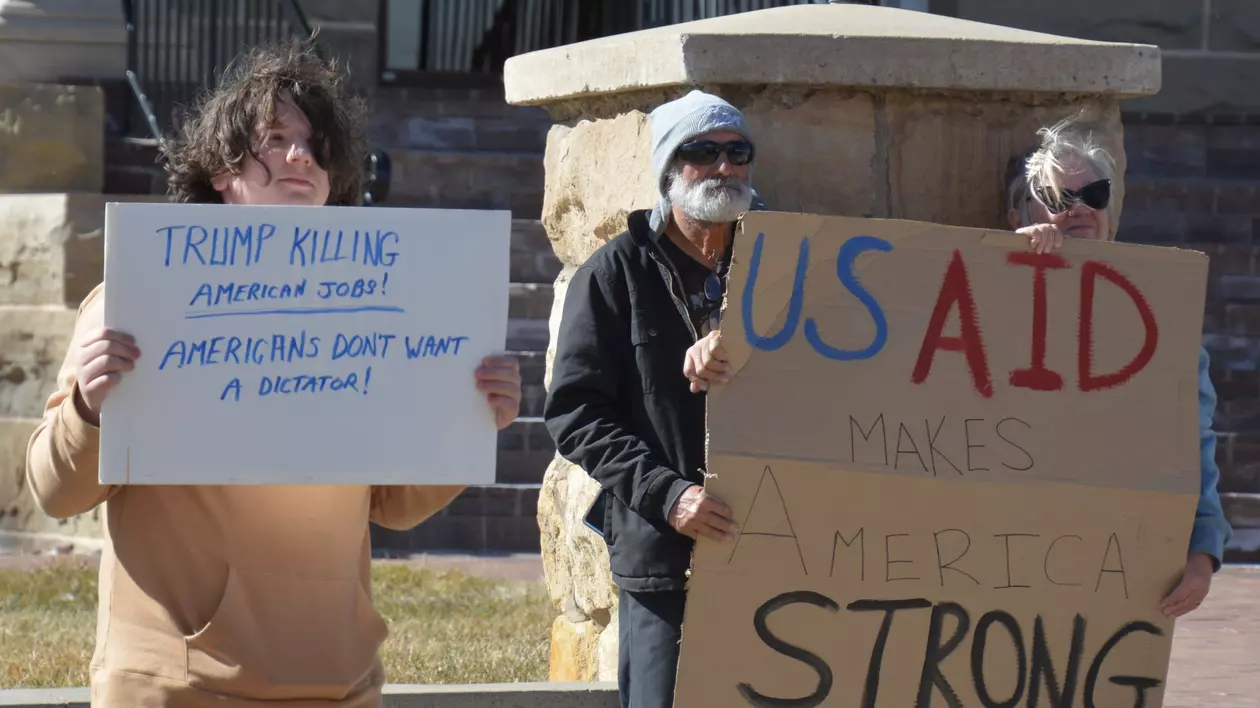 Un angajat al USAID care a fost disponibilizat, a organizat un miting de protest împreună cu colegii democrați pentru a protesta împotriva pierderii locului de muncă din cauza președintelui Trump și a lui Elon Musk
