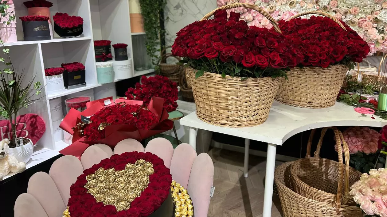 Florărie din Cluj - de Ziua Îndrăgostiților, coșuri cu trandafiri roșii, trandafiri roz, aranjamaente florale