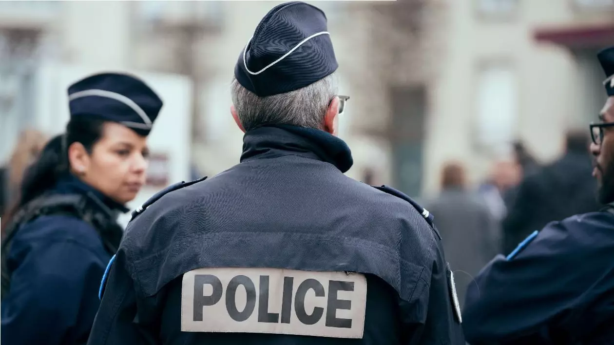 politist intors cu spatele, pe geaca sa scrie POLICE