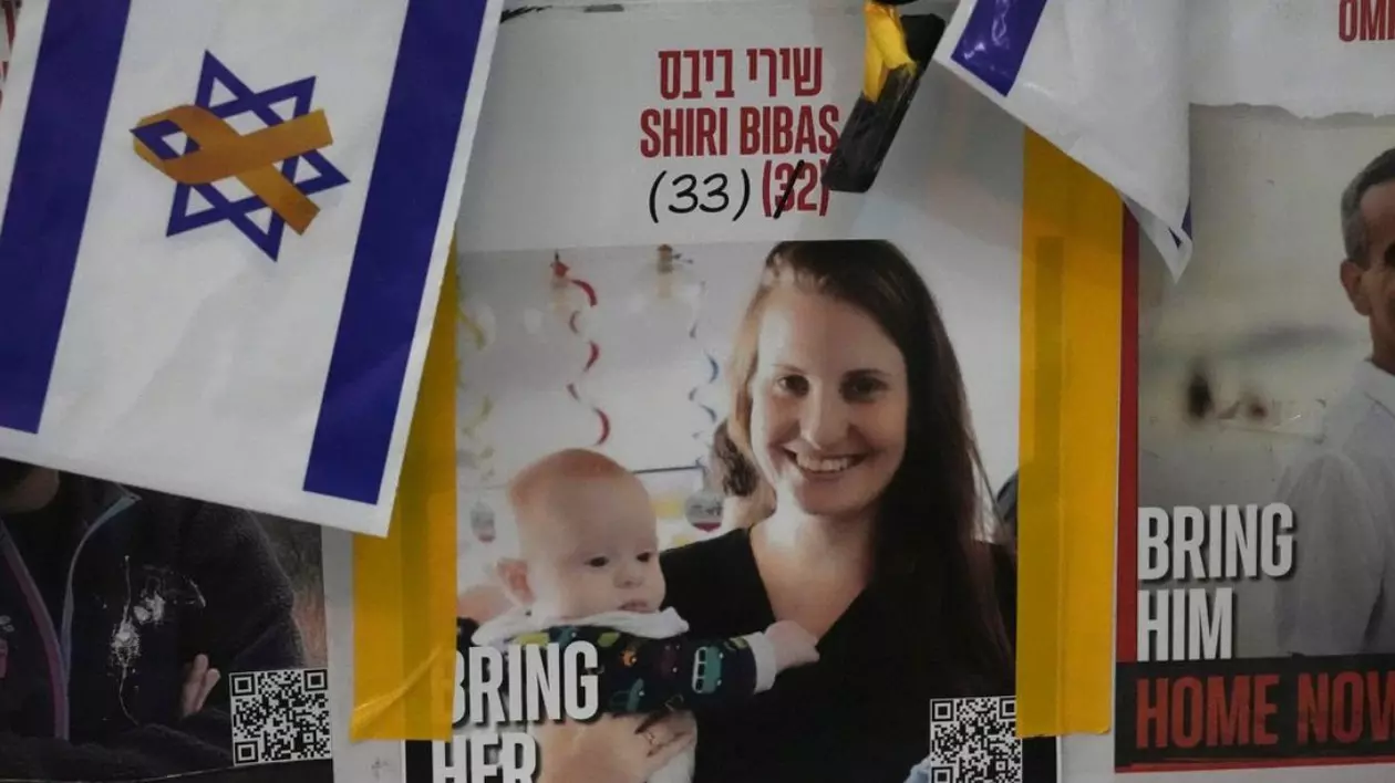 Un poster care o arată pe Shiri Bibas, care a fost răpită în Gaza împreună cu soțul și cei doi fii ai săi pe 7 octombrie 2023, în Ierusalim. Fotografia datează din data de 21 februarie 2025.