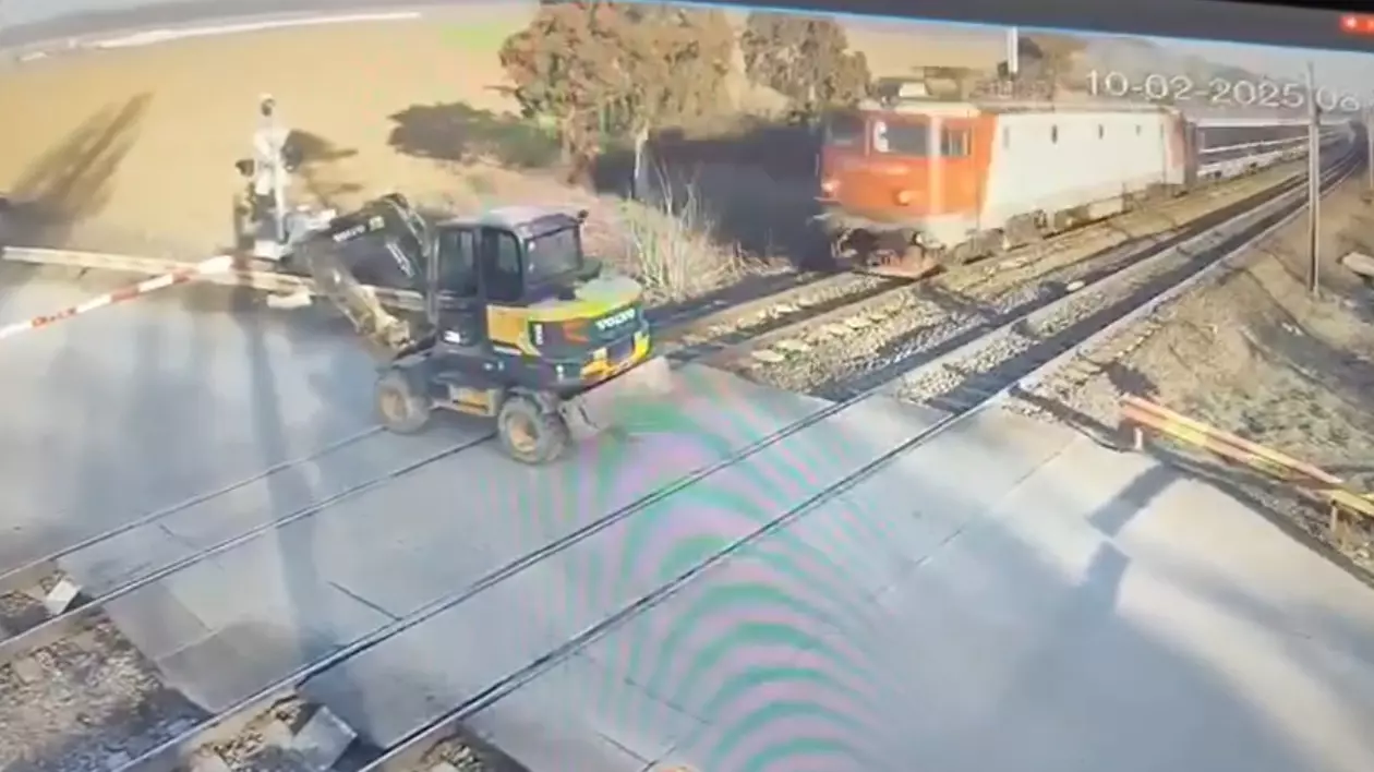 Un buldoexcavator fost lovit, luni, de un tren al SNTFC CFR Călători.