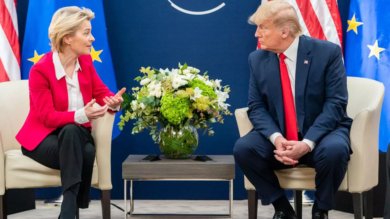 Ursula von der Leyen, îmbrăcată cu pantaloni negri, cămașă albă și sacou roz, în stânga, și Donald Trump, îmbrăcat în costum de culoare albastră, cămașă albă și cravată roșie, la Forumul Economic Mondial
