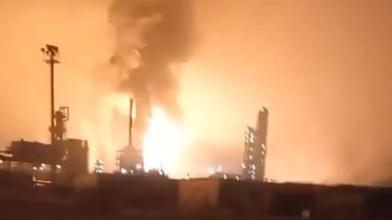 Uzina de procesare a gazului Astrakhan din sudul Rusiei, în flăcări după ce a fost lovită de dronele ucrainene