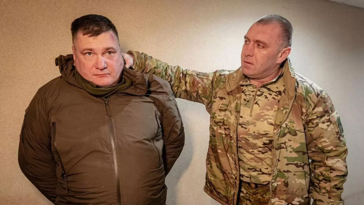 Vasili Maliuk, șeful SBU (stânga), prezintă „trădătorul” din serviciul său de spionaj Foto: SBU