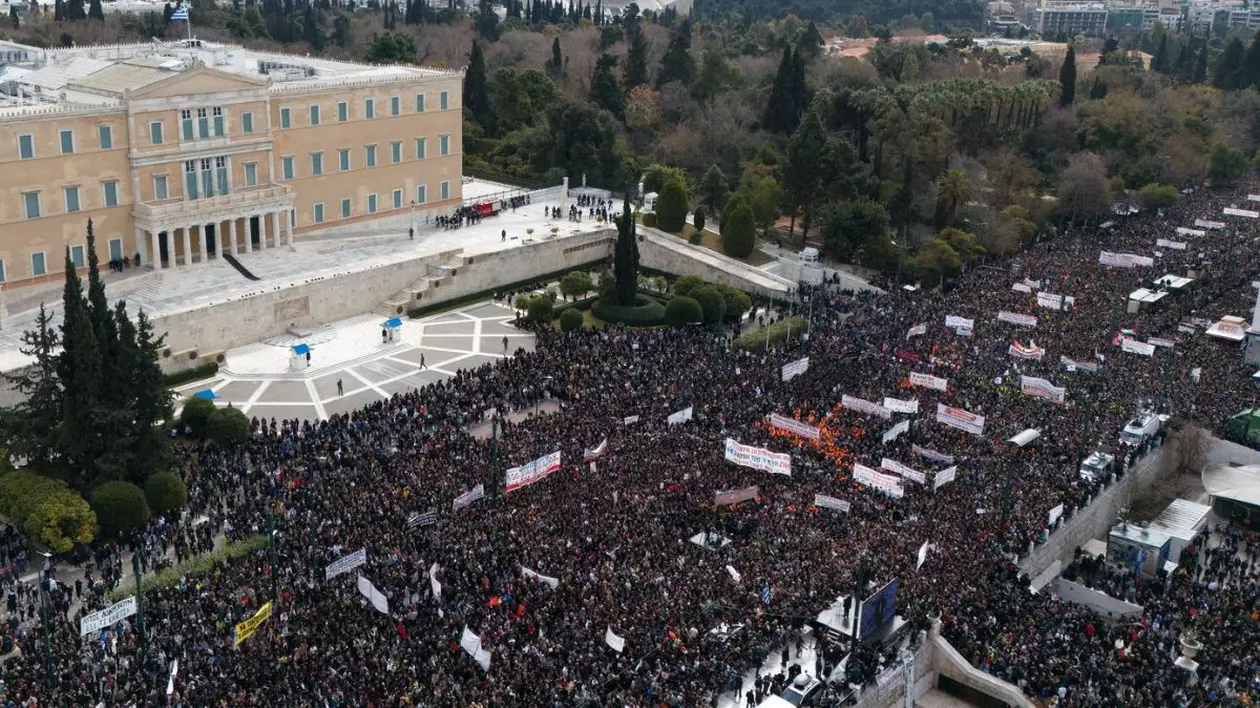 Vedere de sus a oamenilor care participă la un protest pentru a marca a doua comemorare a unei coliziuni feroviare soldate cu 57 de morți în anul 2023, în Atena, la 28 februarie 2025.