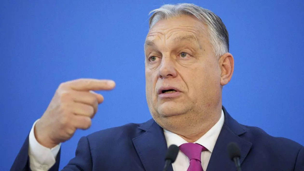 Prim-ministrul Ungariei, Viktor Orban sustine declaratii de presa alaturi de premierul Marcel Ciolacu (nu este in imagine) la Palatul Victoria din Bucuresti, vineri, 20 decembrie 2024. Orban poartă un costum albastru, cămașă albă și cravată violet.