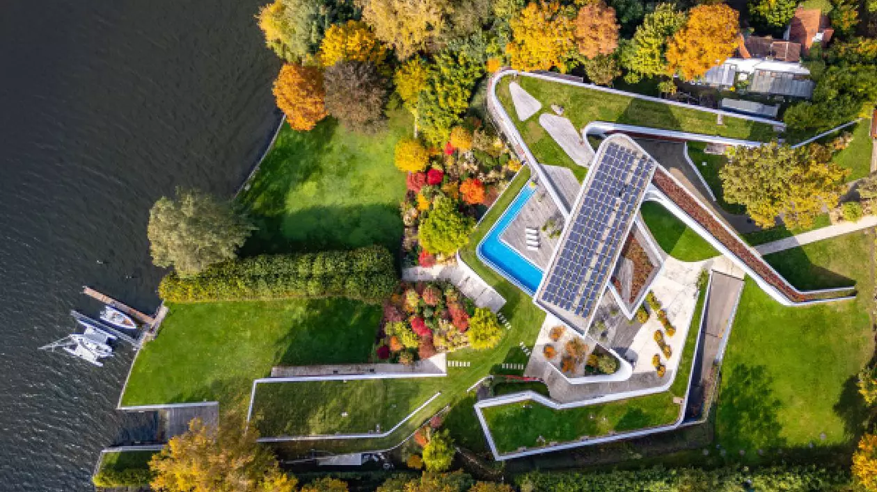 O vilî pe o insulă, piscina, pomi, iarba