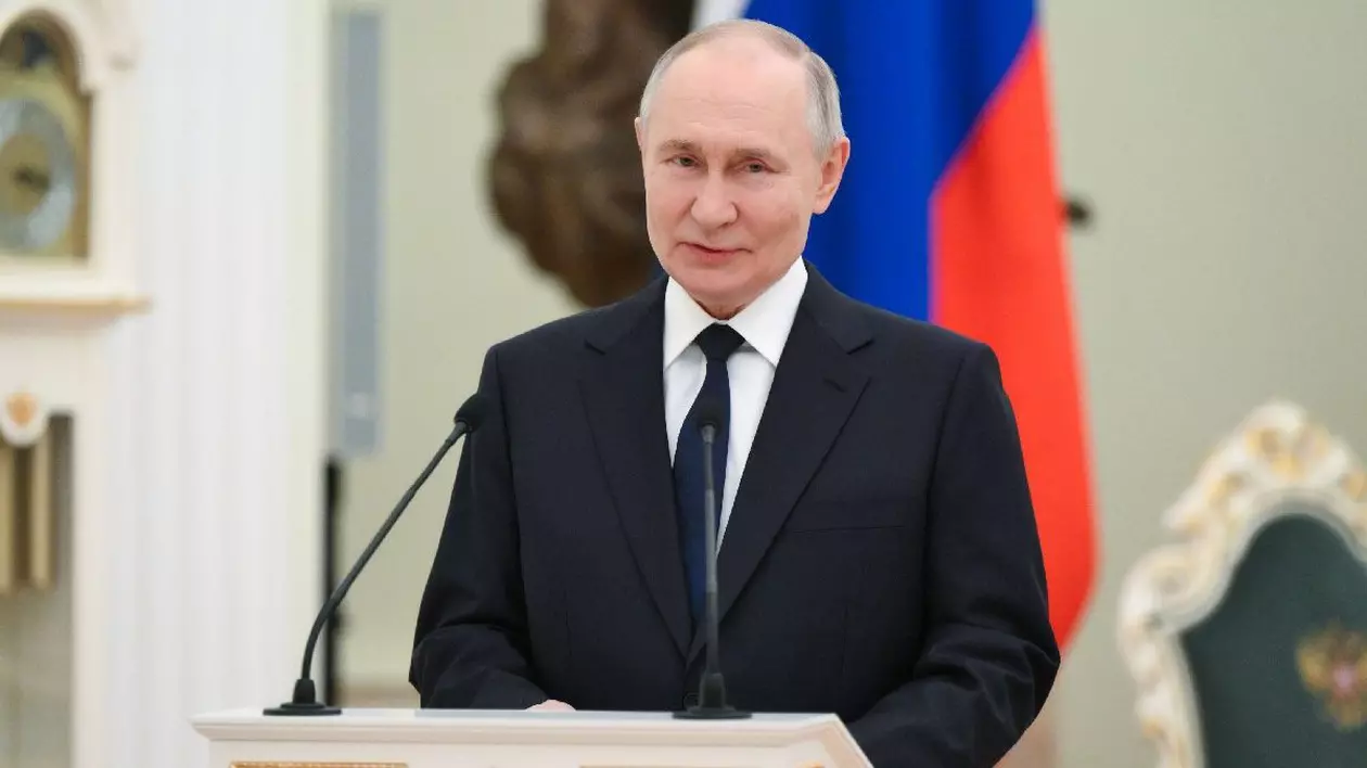 Președintele rus Vladimir Putin vorbește în timpul unei ceremonii de prezentare a Premiilor prezidențiale 2024 în domeniul științei și inovării pentru tinerii cercetători la Kremlinul din Moscova, Rusia.