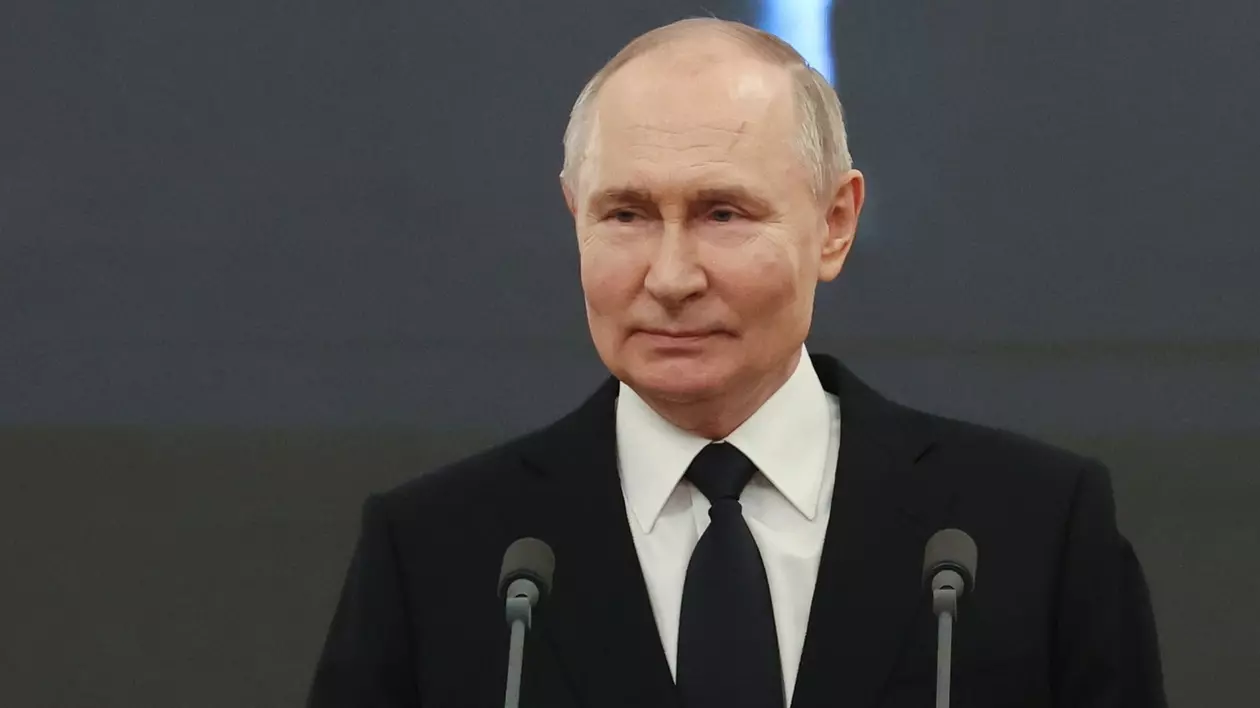 Vladimir Putin vorbește în timpul unui concert în memoria primului primar al orașului Sankt Petersburg, Anatoly Sobchak.