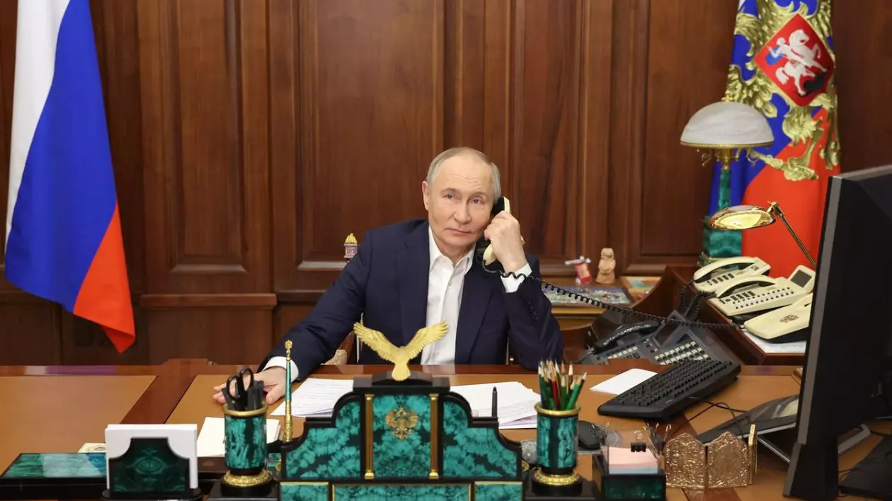 Vladimir Putin vorbind la telefon de la biroul său