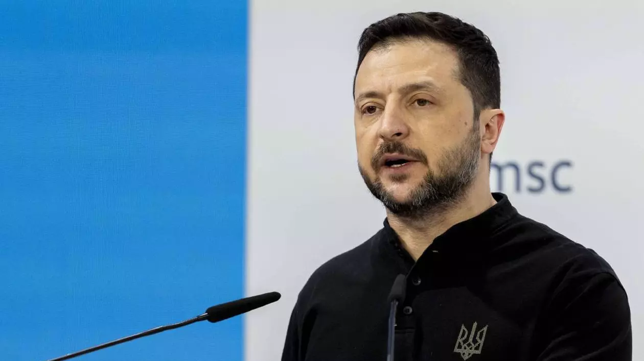 presedintele ucrainei volodimir zelenski in timpul unui discurs, in fata sa este un microfon. el este imbracat cu o bluza neagra