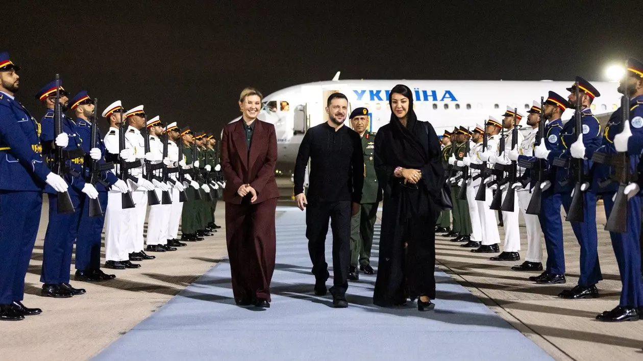 Volodimir Zelenski și soția sa Olena, întâmpinați pe aeroport de ministrul de stat pentru cooperare internațională Reem Al Hashimi Foto: Profimedia