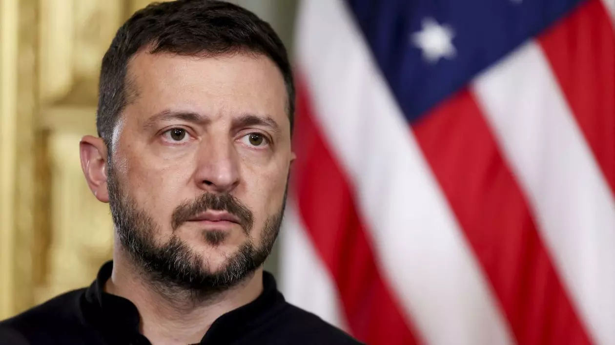 volodomir Zelenski, extrem de concentrat în cadrul unei vizite în SUA., În spatele său se observă o parte din drapelul american