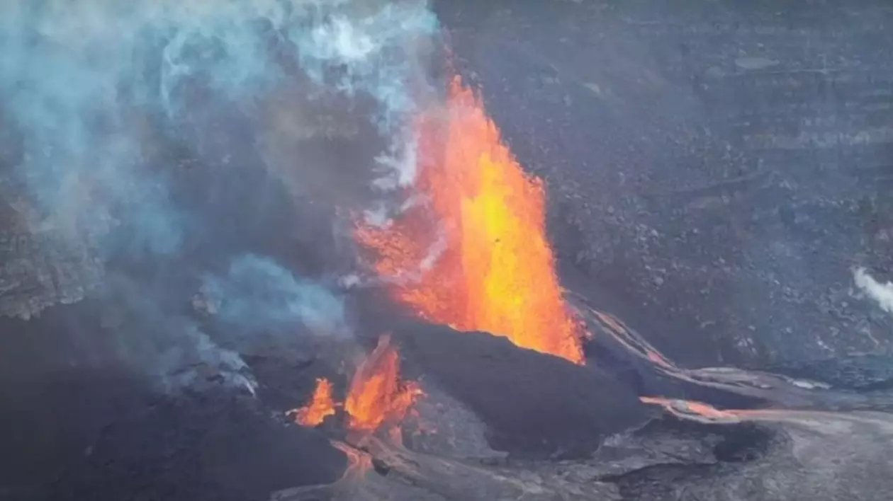 Vulcanul Kilauea, unul dintre cei mai activi din lume, a erupt din nou. Lava, aruncată la 100 metri în aer