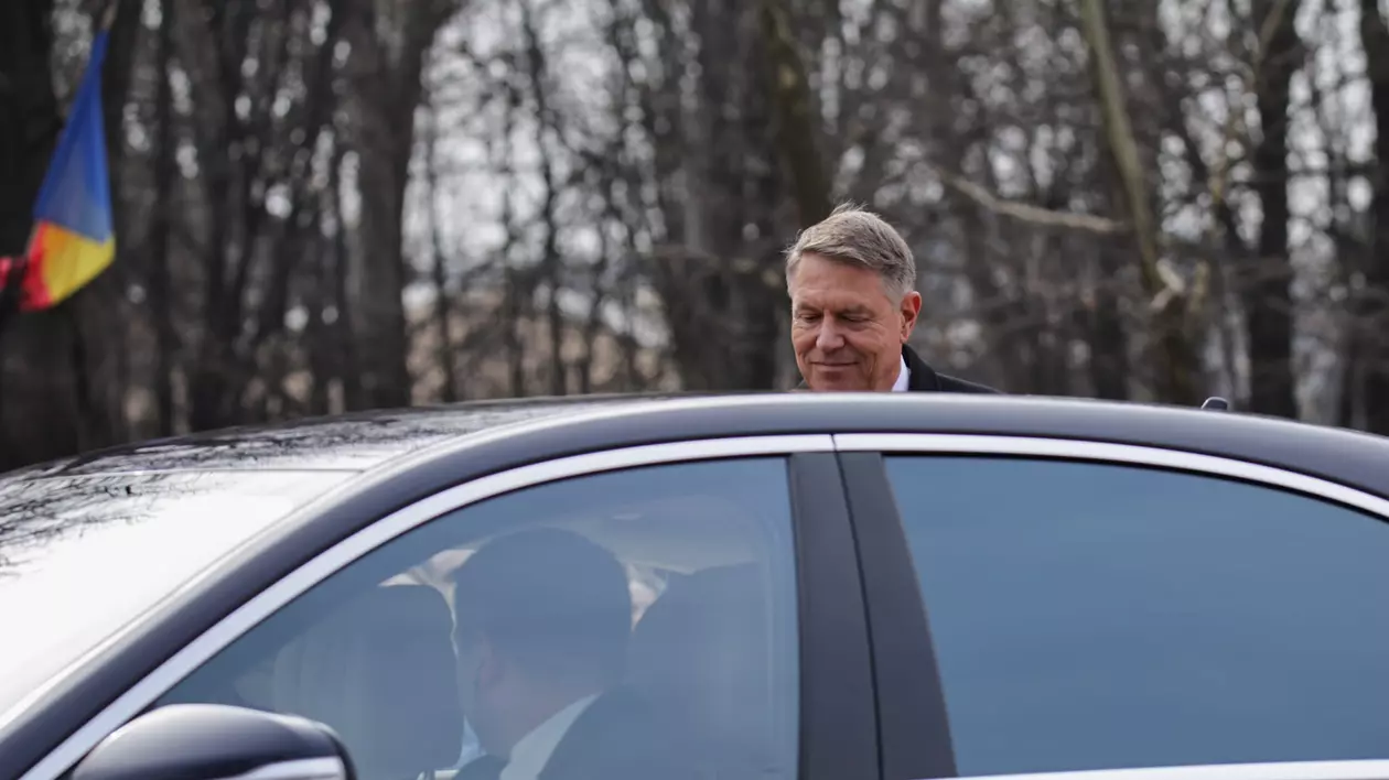 Klaus Iohannis a transmis un ultim mesaj, înainte să se urce în mașină și să iasă pe poarta de la Cotroceni
